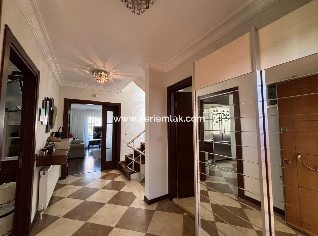 Bornova  Forum Bornova Villalarında Tribleks 3+1 200M2 Kış Bahçeli Kiralık Villa