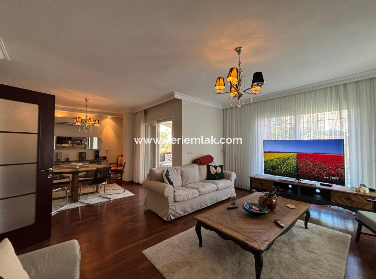 Bornova  Forum Bornova Villalarında Tribleks 3+1 200M2 Kış Bahçeli Kiralık Villa