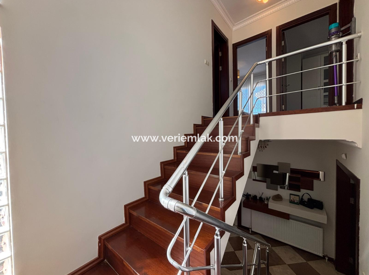 Bornova  Forum Bornova Villalarında Tribleks 3+1 200M2 Kış Bahçeli Kiralık Villa