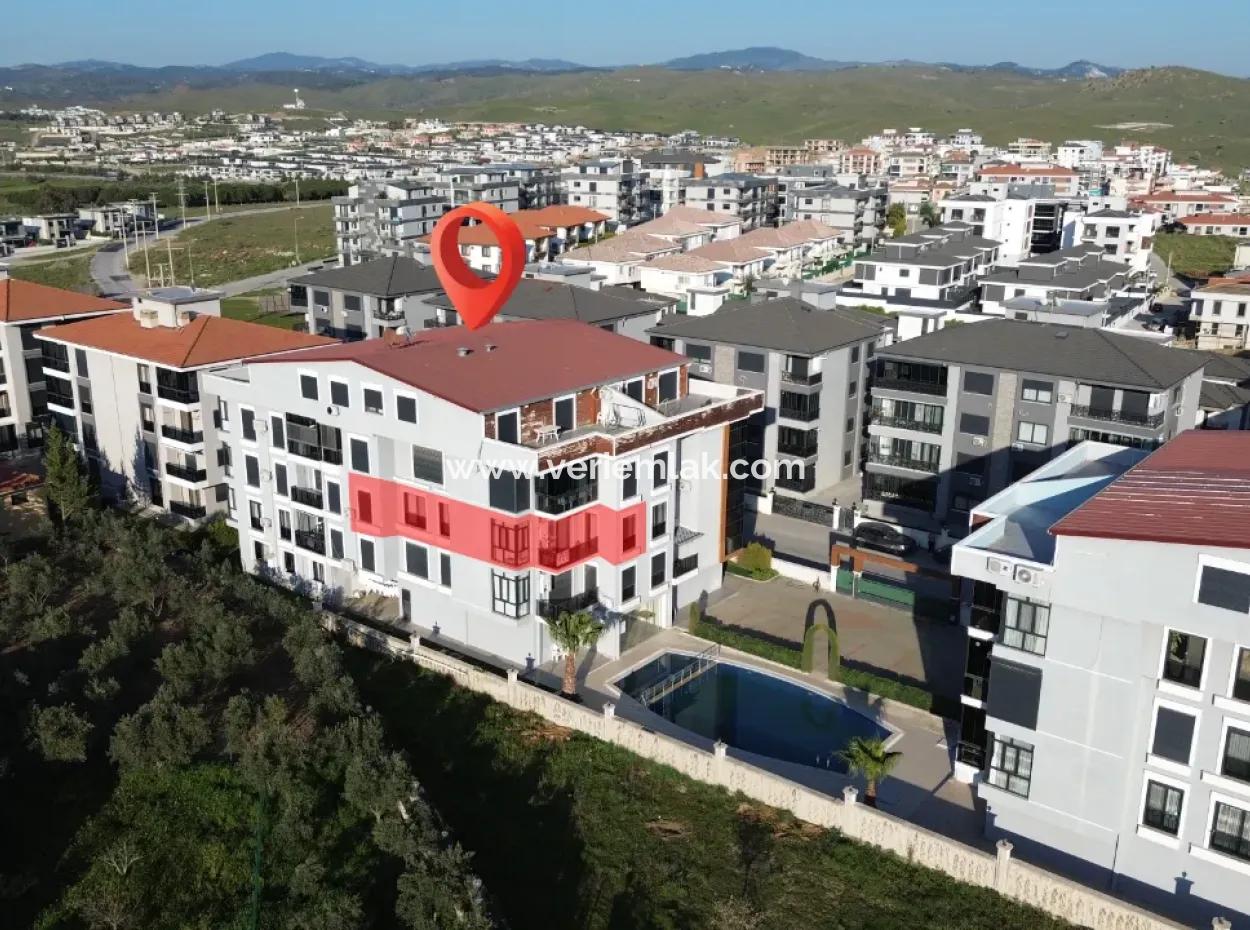 Seferihisar Necat Hepkon Mahallesi’nde Havuzlu Site İçerisinde Satılık 3+1 Daire