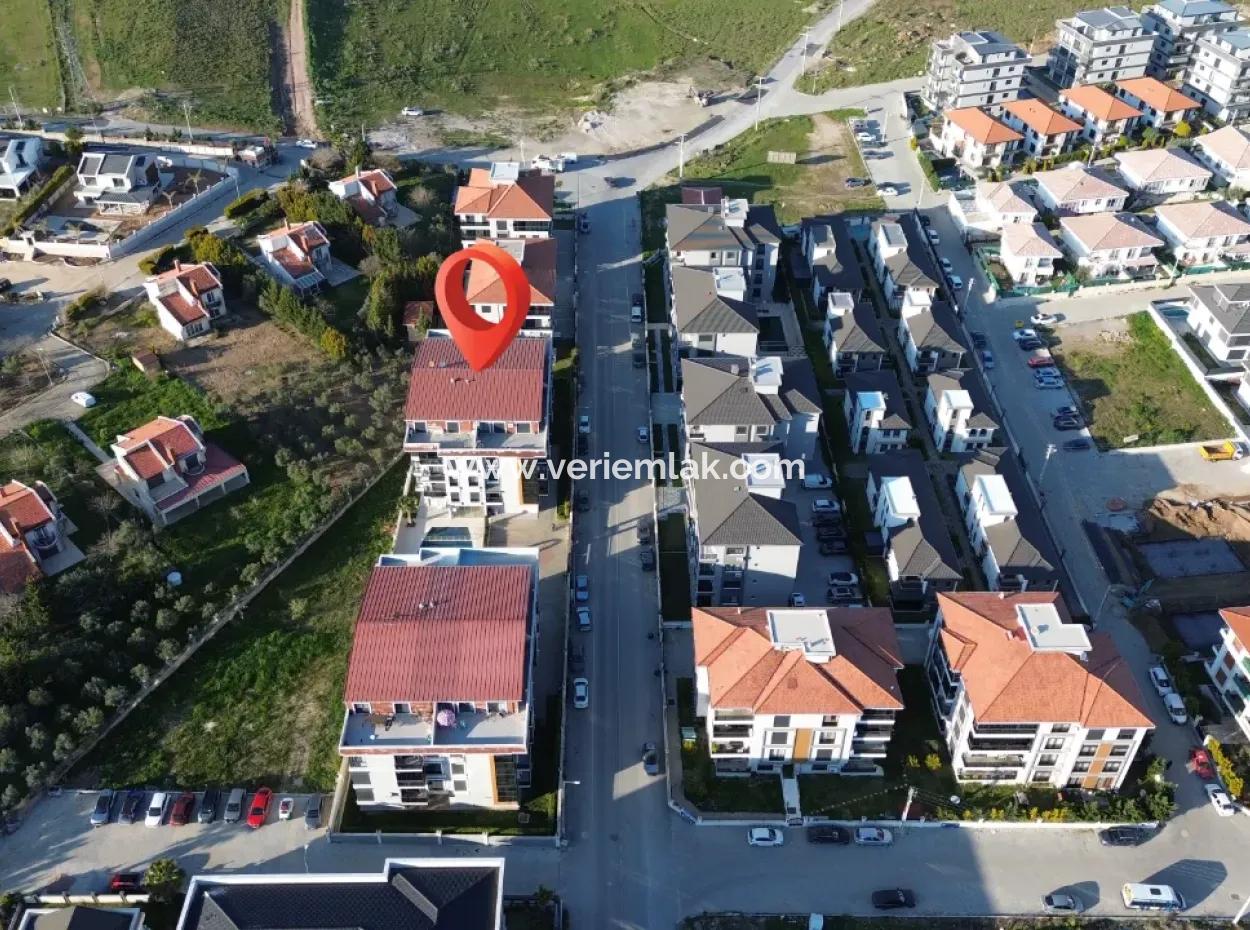 Seferihisar Necat Hepkon Mahallesi’nde Havuzlu Site İçerisinde Satılık 3+1 Daire