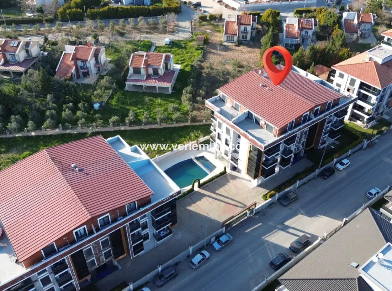 Seferihisar Necat Hepkon Mahallesi’nde Havuzlu Site İçerisinde Satılık 3+1 Daire