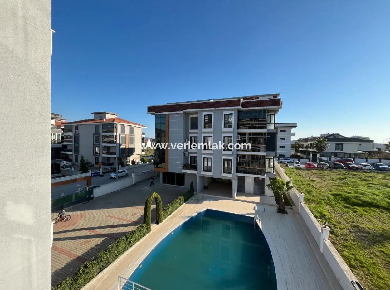 Seferihisar Necat Hepkon Mahallesi’nde Havuzlu Site İçerisinde Satılık 3+1 Daire