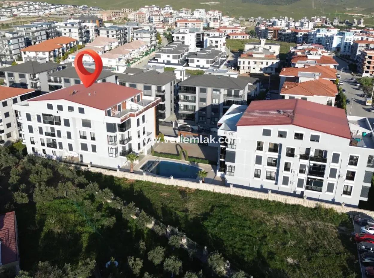 Seferihisar Necat Hepkon Mahallesi’nde Havuzlu Site İçerisinde Satılık 3+1 Daire