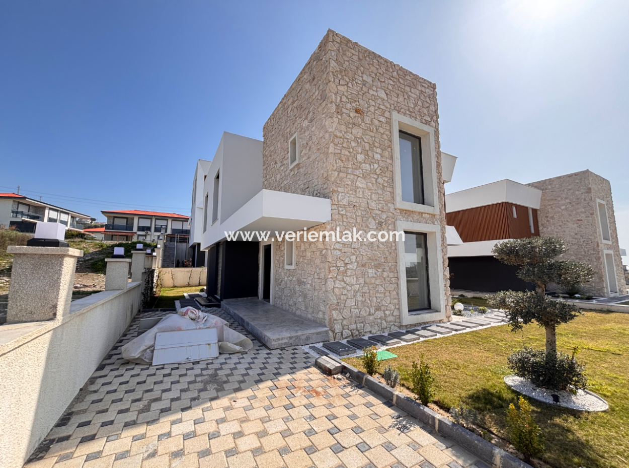 Seferihisar Tepecik Mah Butik Site İçerisinde Satılık 3+1 Villa