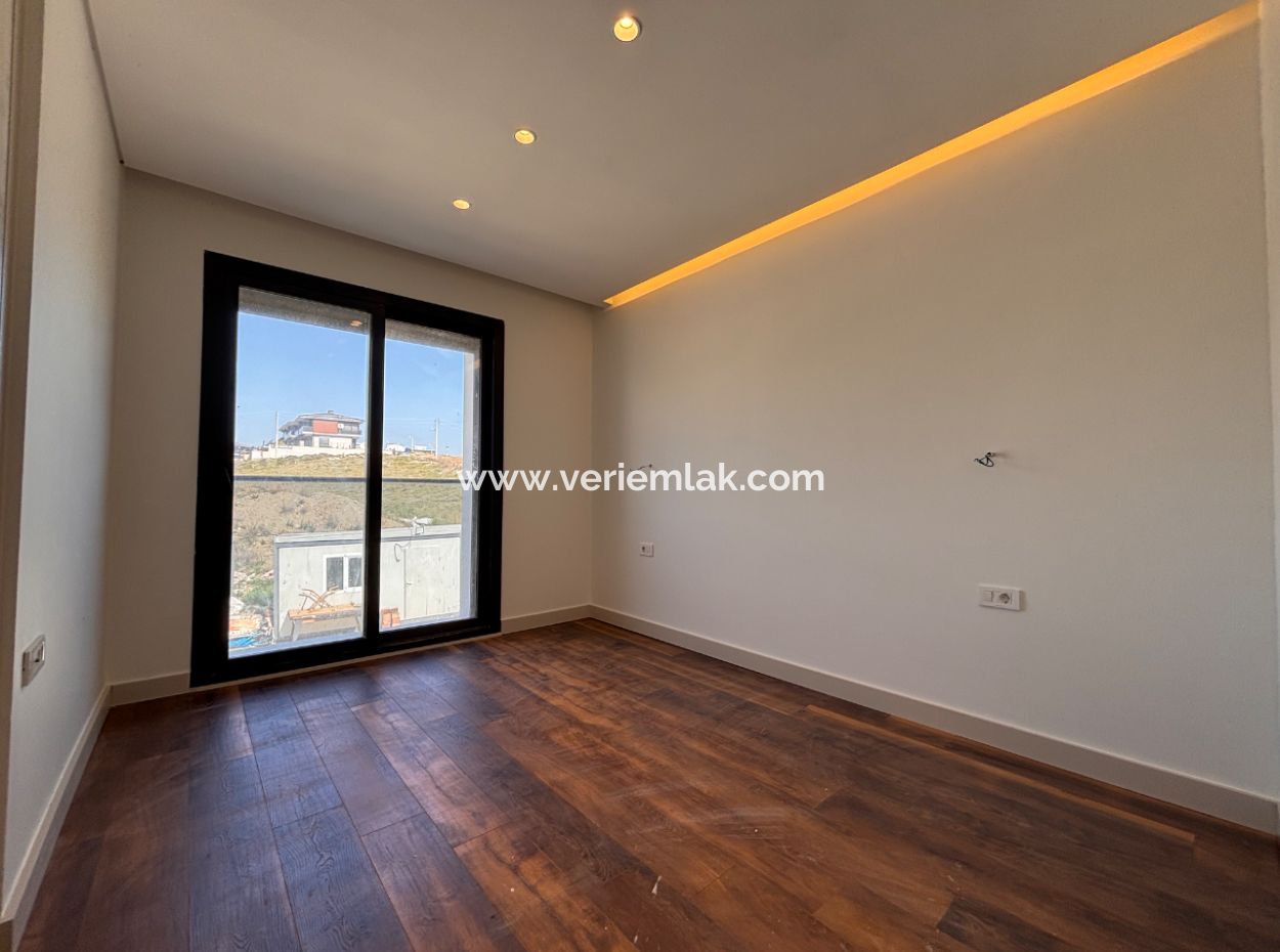 Seferihisar Tepecik Mah Butik Site İçerisinde Satılık 3+1 Villa