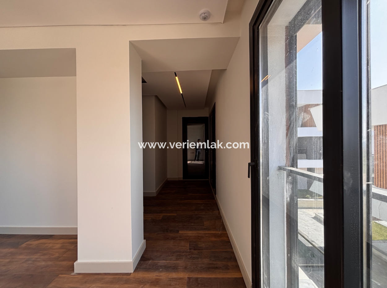 Seferihisar Tepecik Mah Butik Site İçerisinde Satılık 3+1 Villa