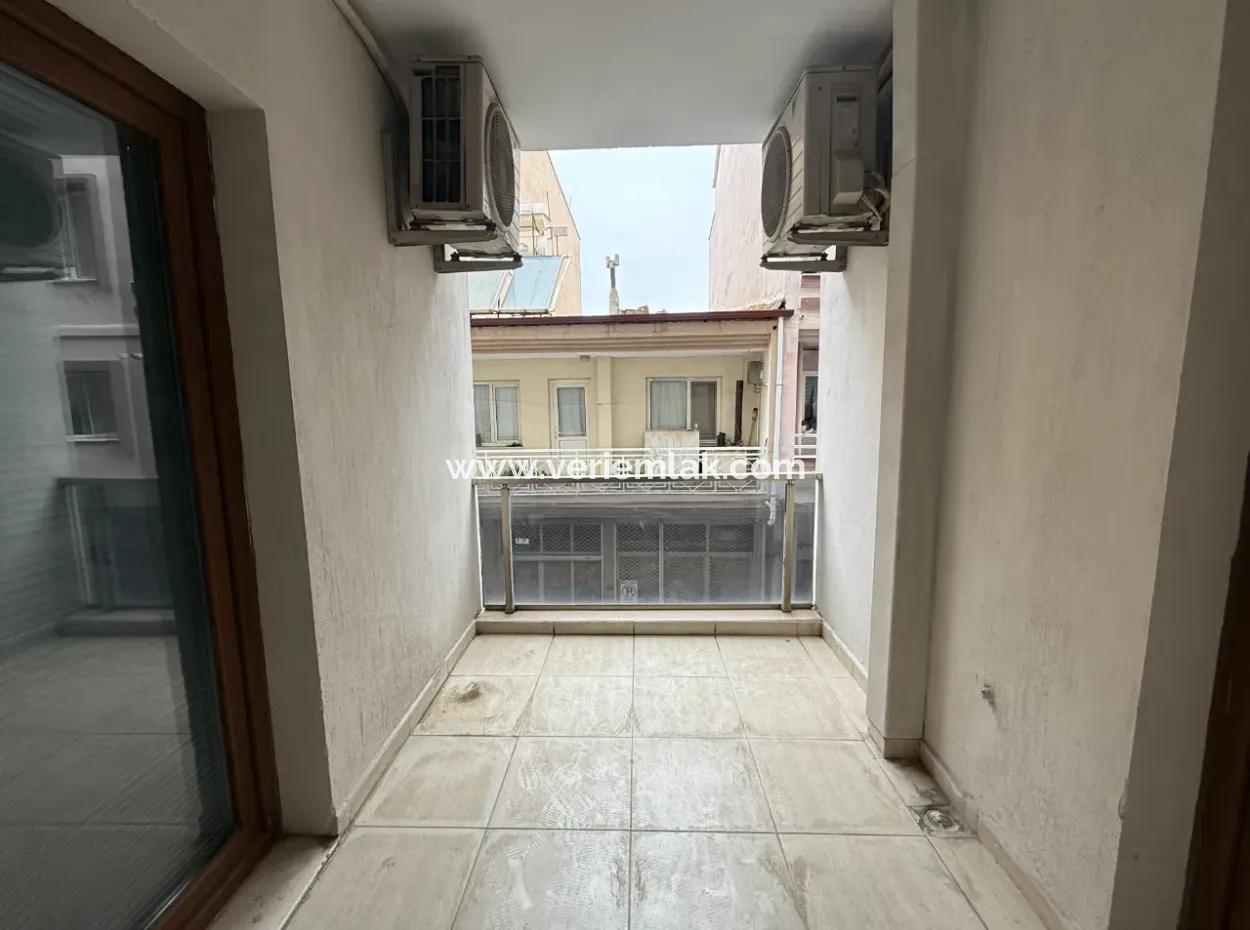 Seferihisar Pazaryeri’nde Merkezi Konumda, Genç Binada Satılık 2+1 Daire