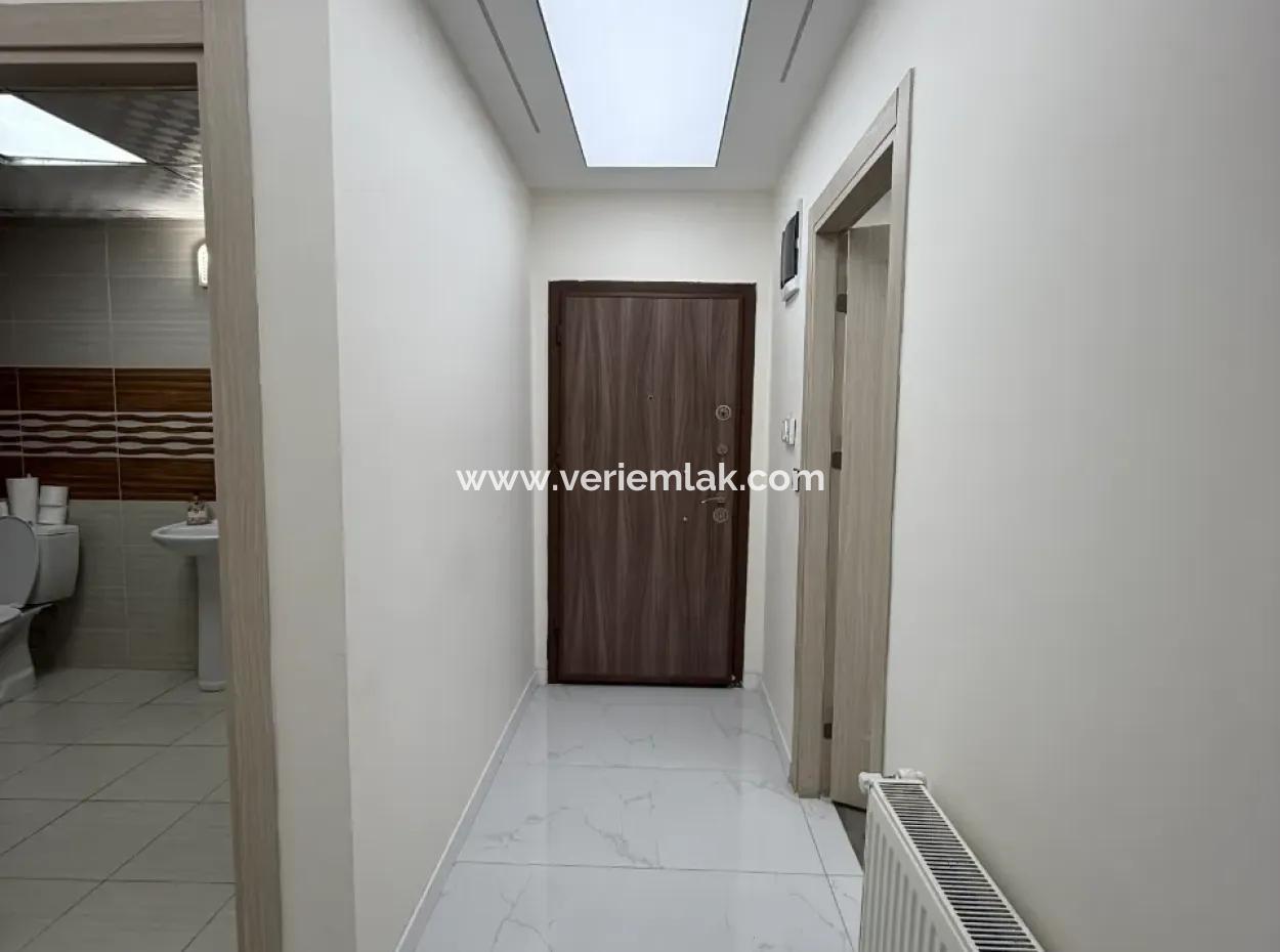 Seferihisar Pazaryeri’nde Merkezi Konumda, Genç Binada Satılık 2+1 Daire