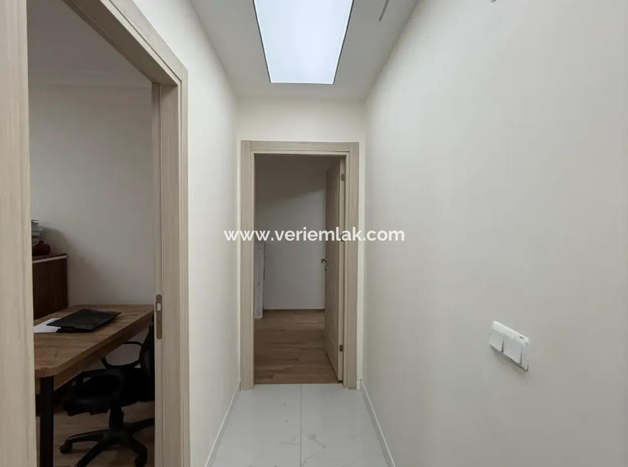 Seferihisar Pazaryeri’nde Merkezi Konumda, Genç Binada Satılık 2+1 Daire