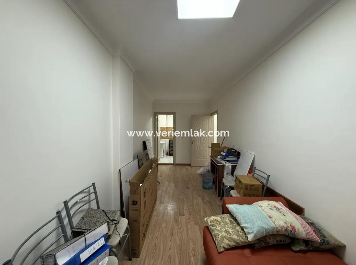 Seferihisar Pazaryeri’nde Merkezi Konumda, Genç Binada Satılık 2+1 Daire