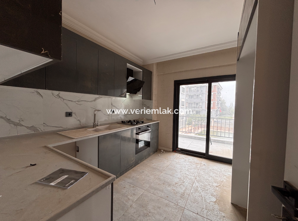 Seferihisar Havuzlu Site İçerisinde Kapalı Mutfak Satılık 3+1 Daire