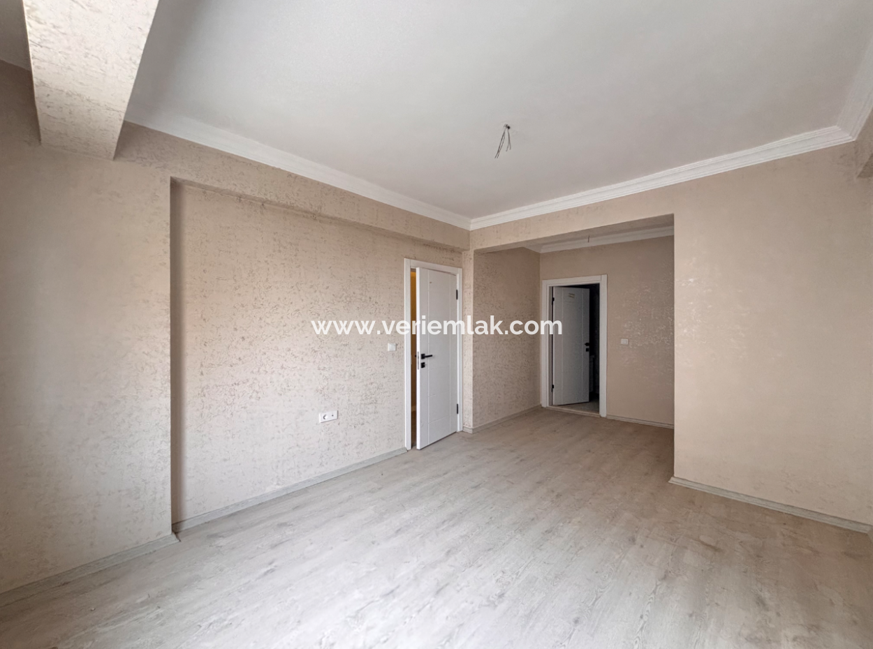 Seferihisar Havuzlu Site İçerisinde Kapalı Mutfak Satılık 3+1 Daire