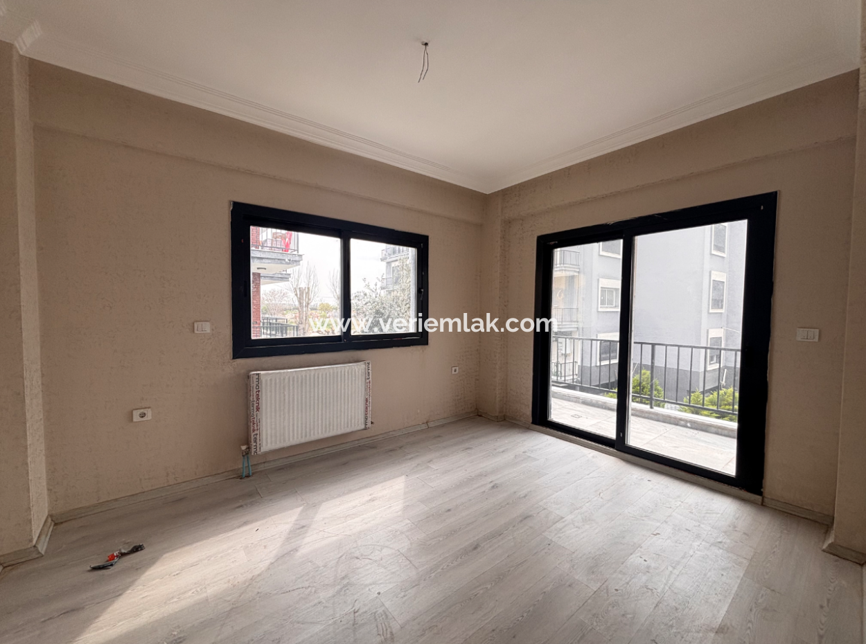 Seferihisar Havuzlu Site İçerisinde Kapalı Mutfak Satılık 3+1 Daire