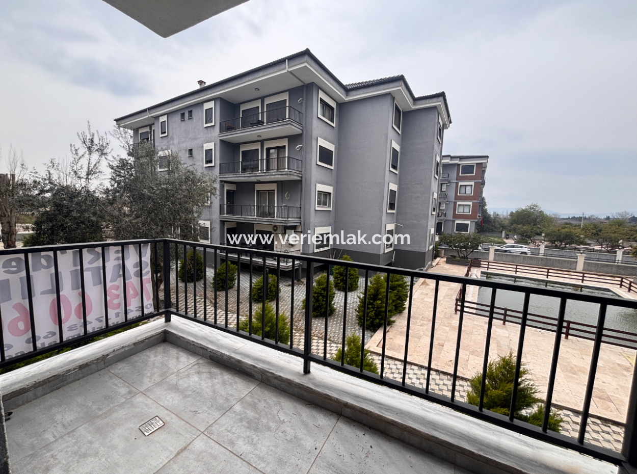 Seferihisar Havuzlu Site İçerisinde Kapalı Mutfak Satılık 3+1 Daire