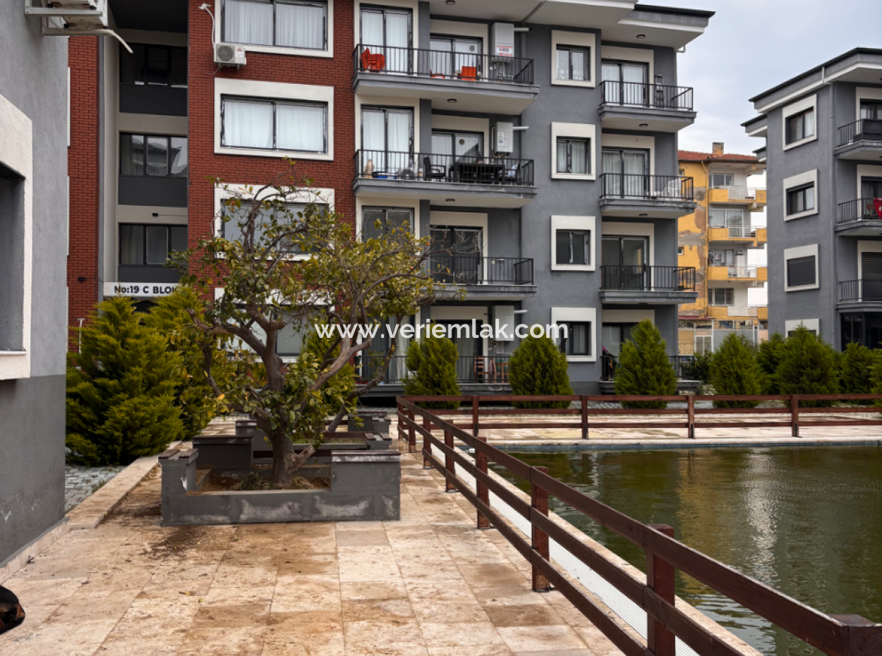 Seferihisar Havuzlu Site İçerisinde Kapalı Mutfak Satılık 3+1 Daire