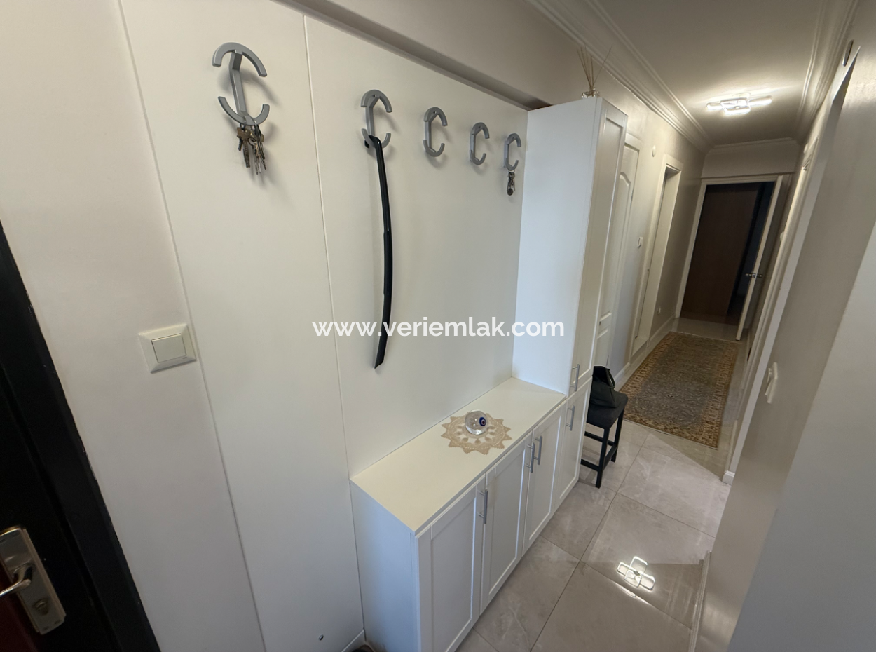 Küçükyalı'da Caddeye Yakın Otoparklı Şömineli Ara Kat Masrafız Daire