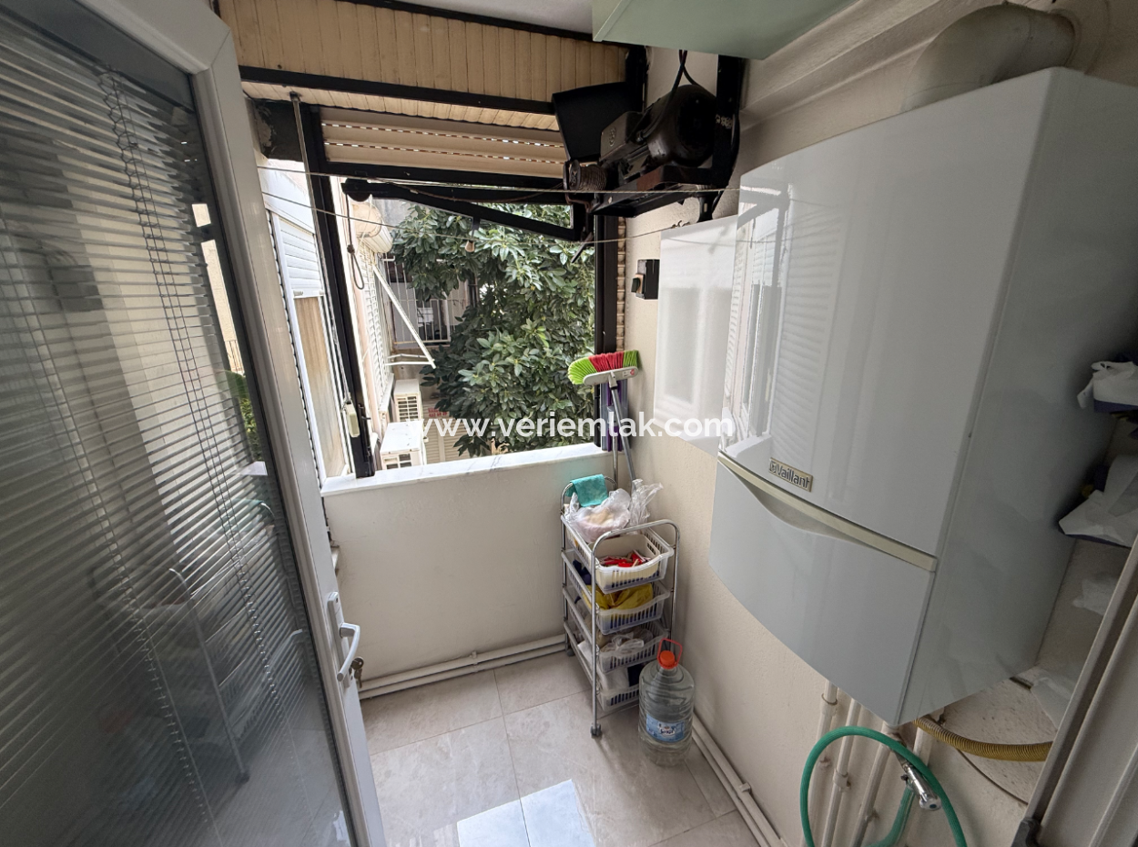 Küçükyalı'da Caddeye Yakın Otoparklı Şömineli Ara Kat Masrafız Daire