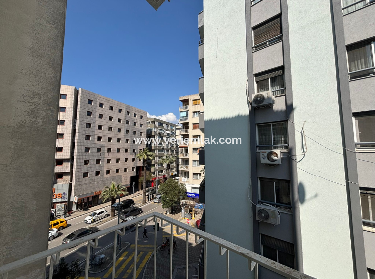 Alsancak Talatpaşa Bulvarında 1+1 4.Kat Kiralık Daire!