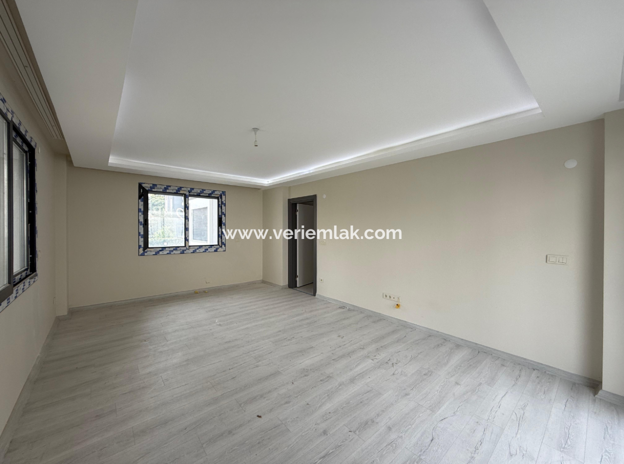 Seferihisar Nezih Sokakta Kapalı Mutfak Kiralık 2+1 Daire