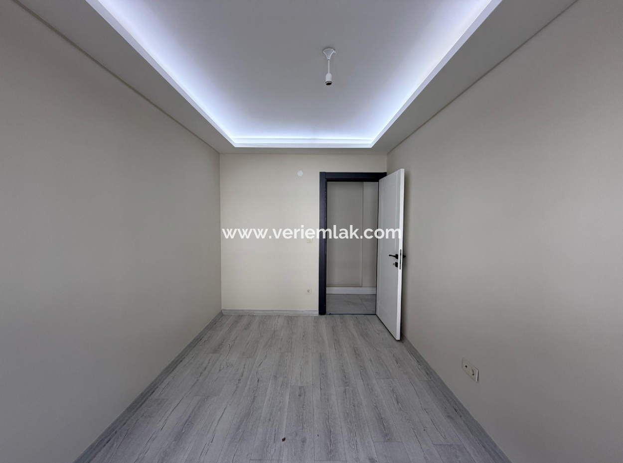 Seferihisar Nezih Sokakta Kapalı Mutfak Kiralık 2+1 Daire