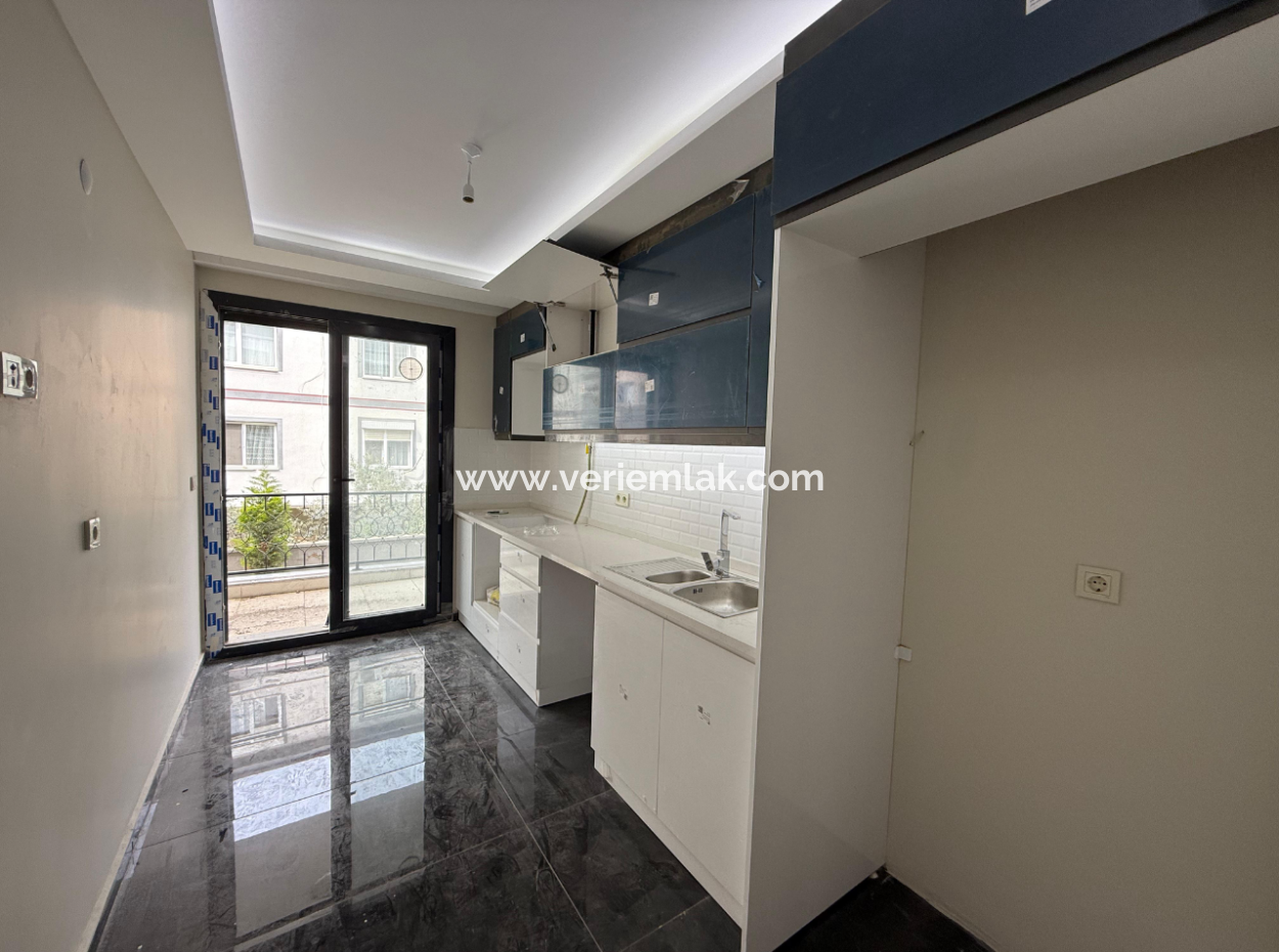 Seferihisar Nezih Sokakta Kapalı Mutfak Kiralık 2+1 Daire