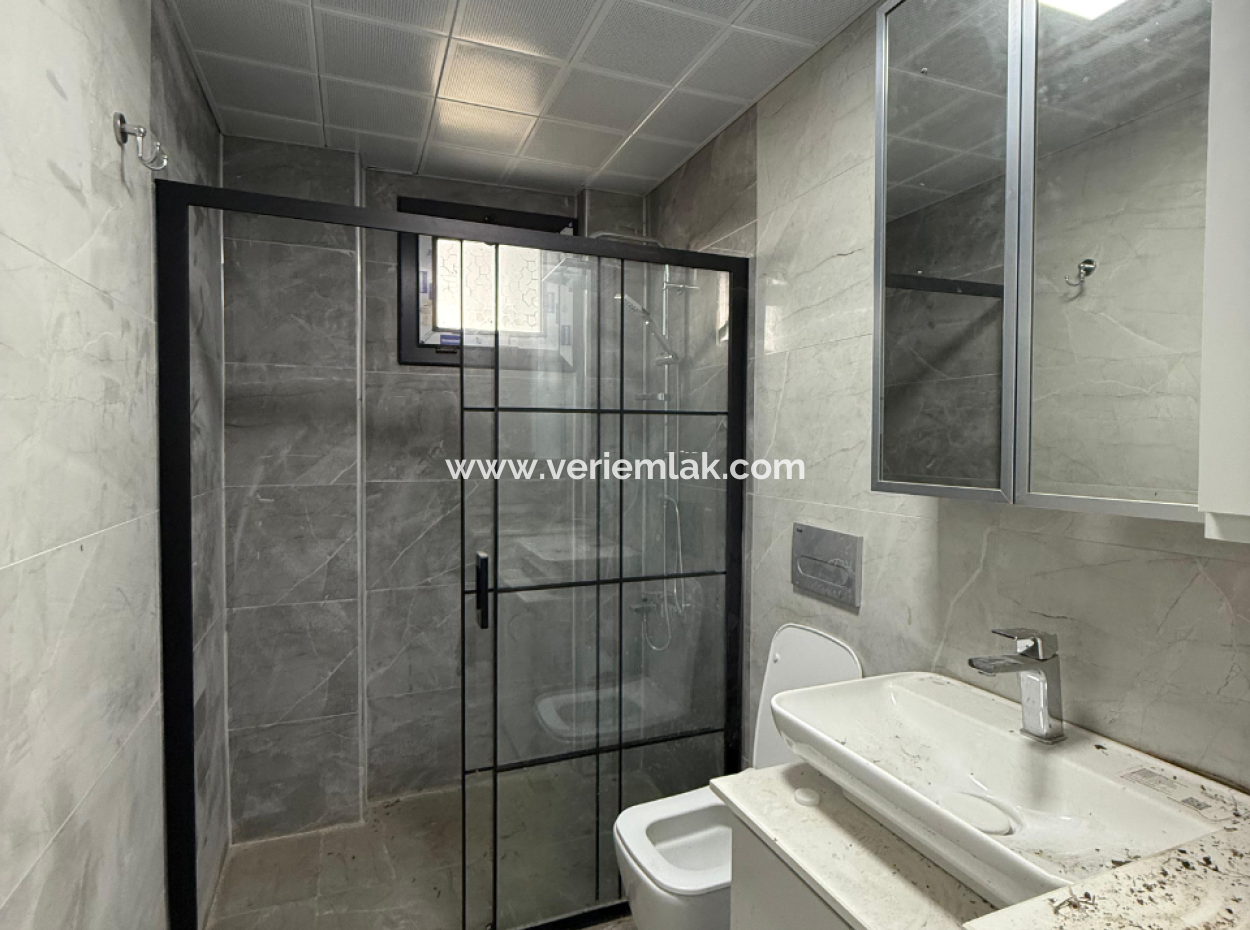 Seferihisar Nezih Sokakta Kapalı Mutfak Kiralık 2+1 Daire