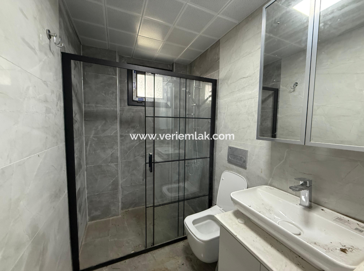 Seferihisar Nezih Sokakta Kapalı Mutfak Kiralık 2+1 Daire