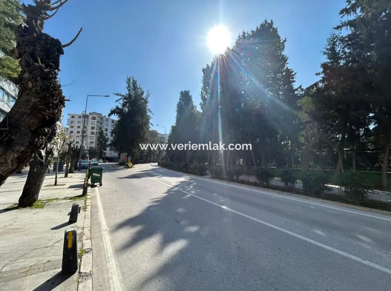 Alsancak Mustafa Bey Caddesi’nde İzmir Kültürpark'a Geniş Cepheli Satılık Prestijli Daire