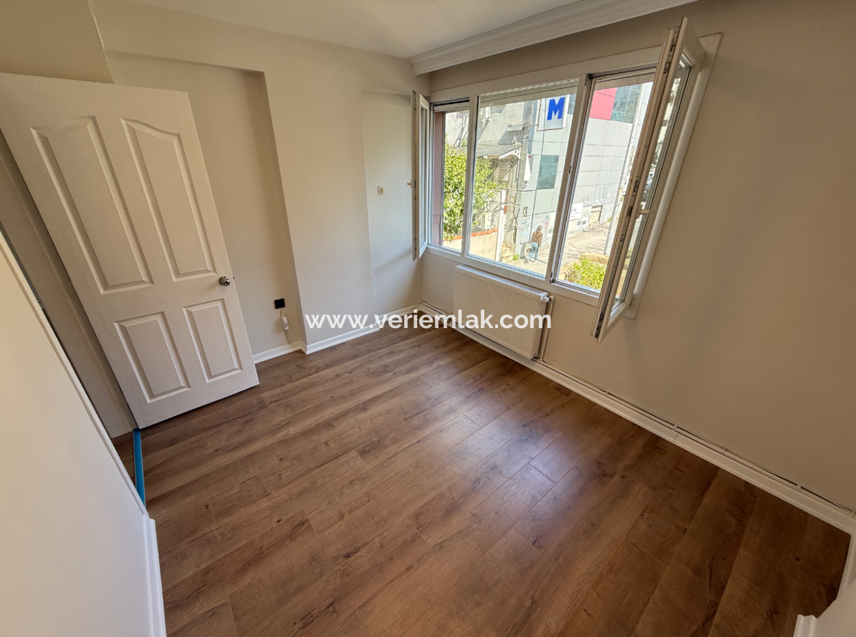 Göztepe'de Cadde Üzeri Full Tadilatlı Ara Kat Asansörlü Köşe