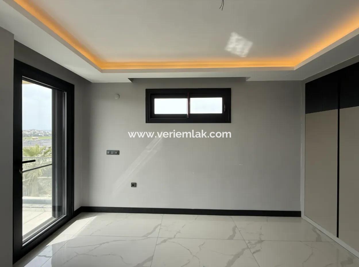 Veri'den Bahçeşehir'de Havuzlu, Köşe Konum 5+1 Satılık Villa!