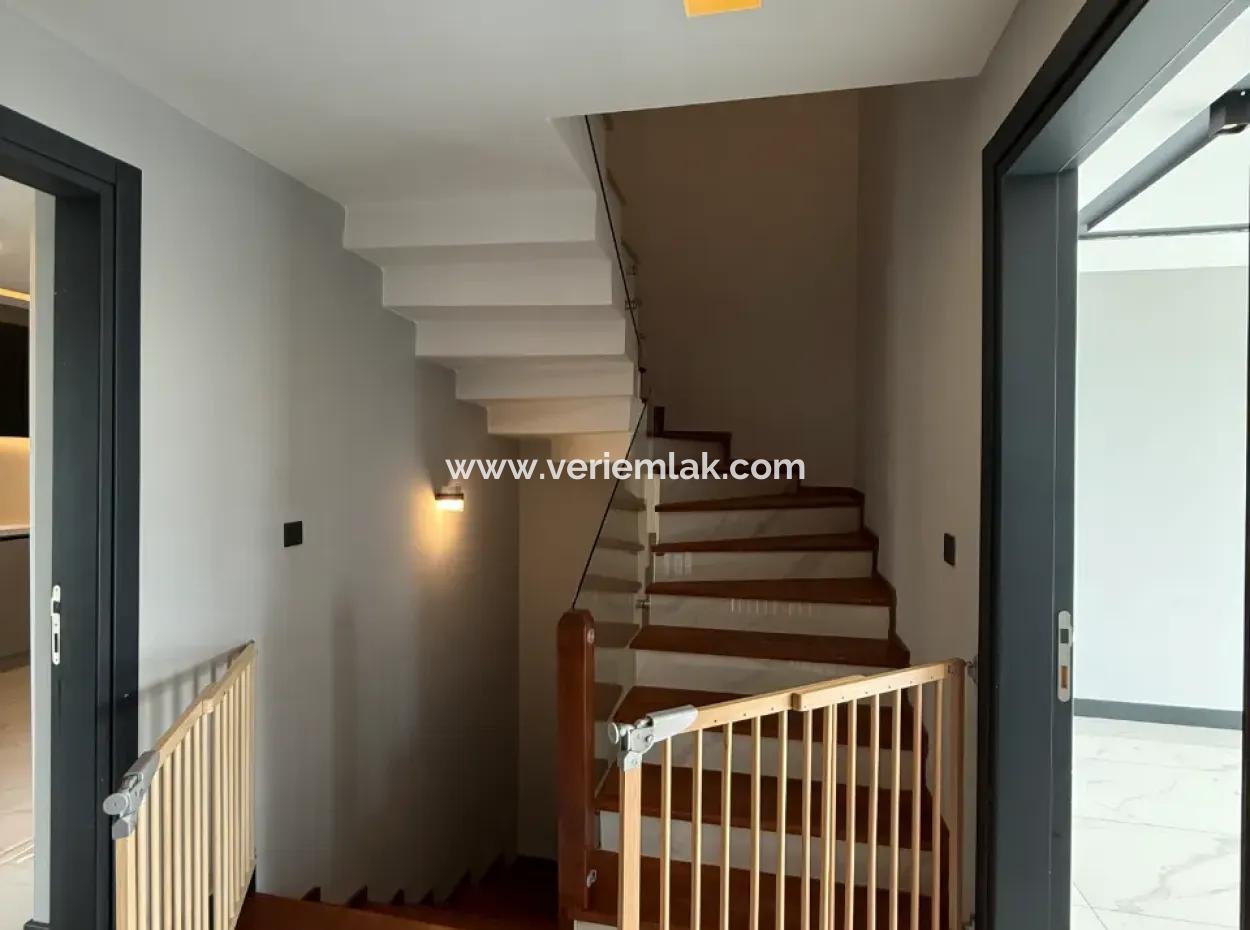 Seferihisar Bahçeşehir’de Malikaneler Bölgesinde Kiralık Müstakil Havuzlu Villa