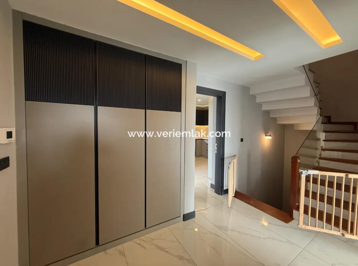 Seferihisar Bahçeşehir’de Malikaneler Bölgesinde Kiralık Müstakil Havuzlu Villa