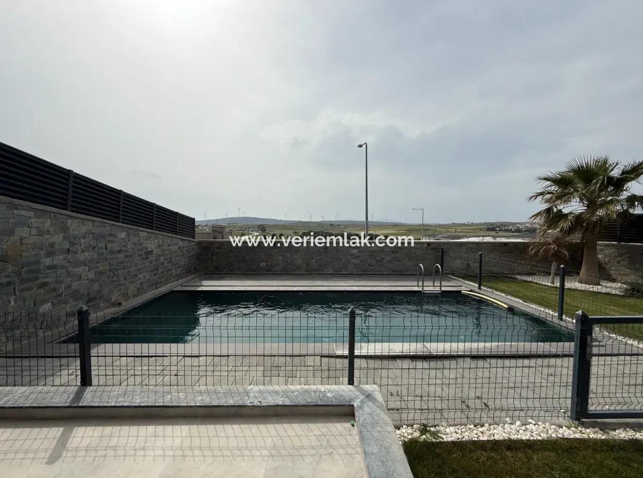 Seferihisar Bahçeşehir’de Malikaneler Bölgesinde Kiralık Müstakil Havuzlu Villa