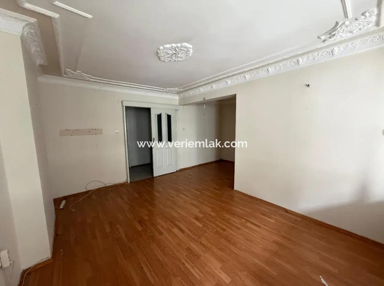 Şht Nihat Bey Caddesi Üzerinde Tarihi Asansör Yakını  3+1 Satılık  Daire