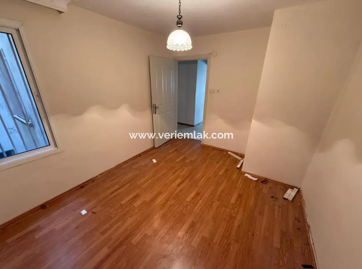 Şht Nihat Bey Caddesi Üzerinde Tarihi Asansör Yakını  3+1 Satılık  Daire