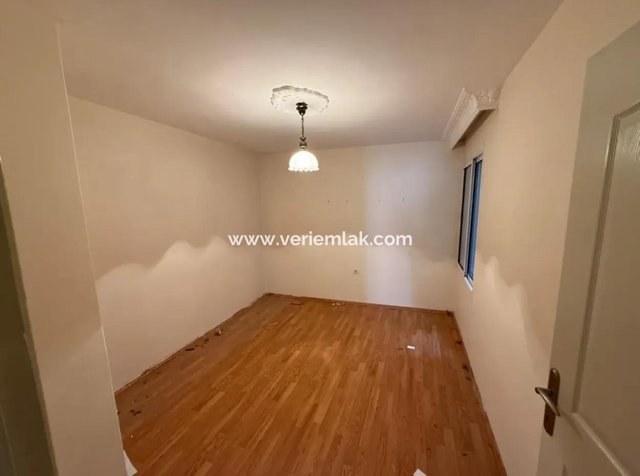 Şht Nihat Bey Caddesi Üzerinde Tarihi Asansör Yakını  3+1 Satılık  Daire