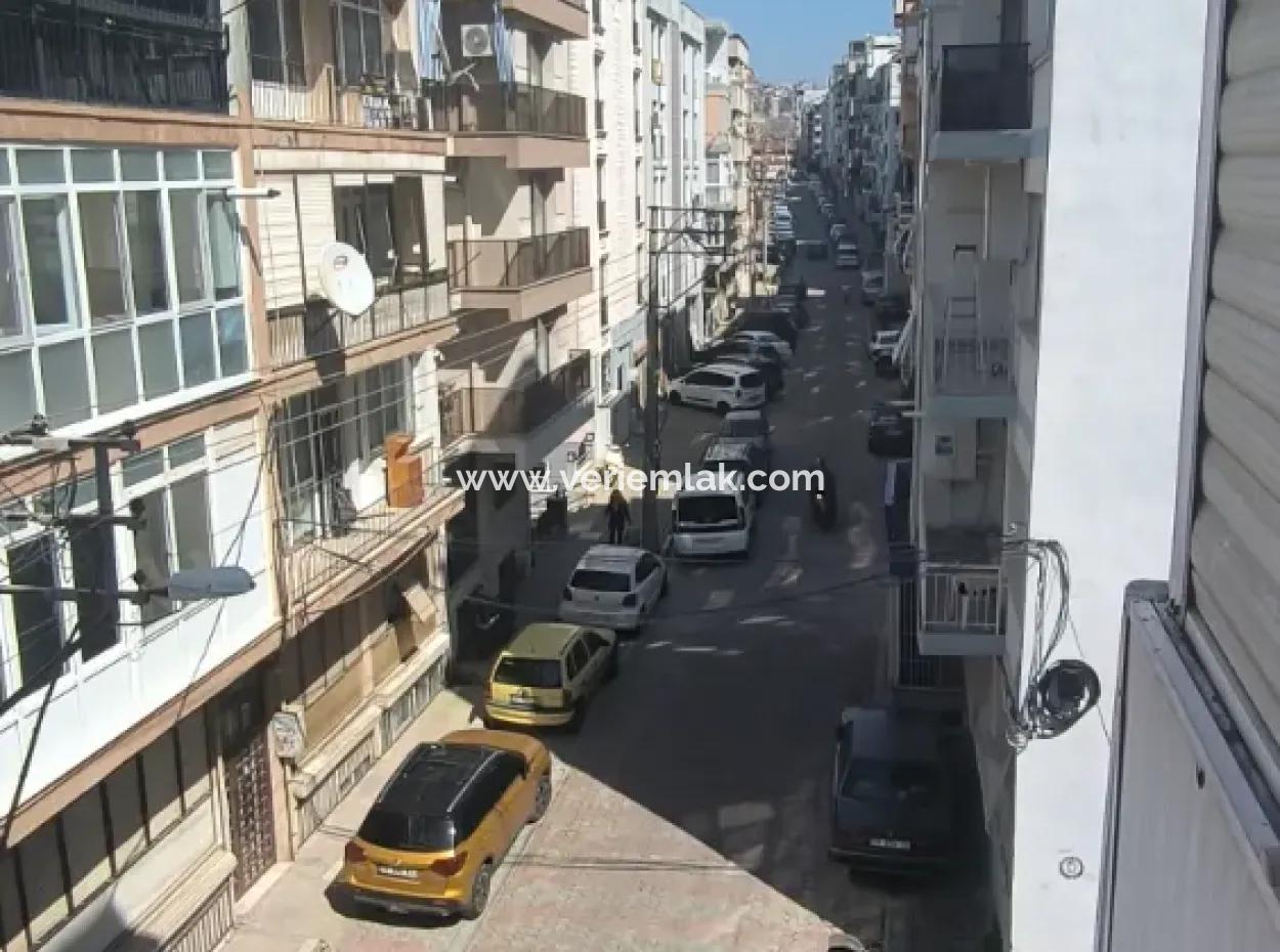 Şht Nihat Bey Caddesi Üzerinde Tarihi Asansör Yakını  3+1 Satılık  Daire