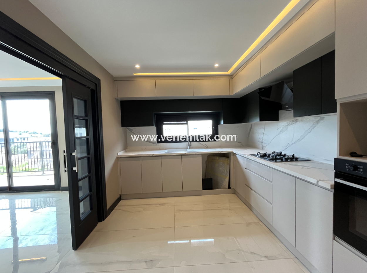 Seferihisar Çolakibrahimbey Mahallesi’nde Havuzlu Site İçerisinde Lüks 2+1 Satılık Daireler