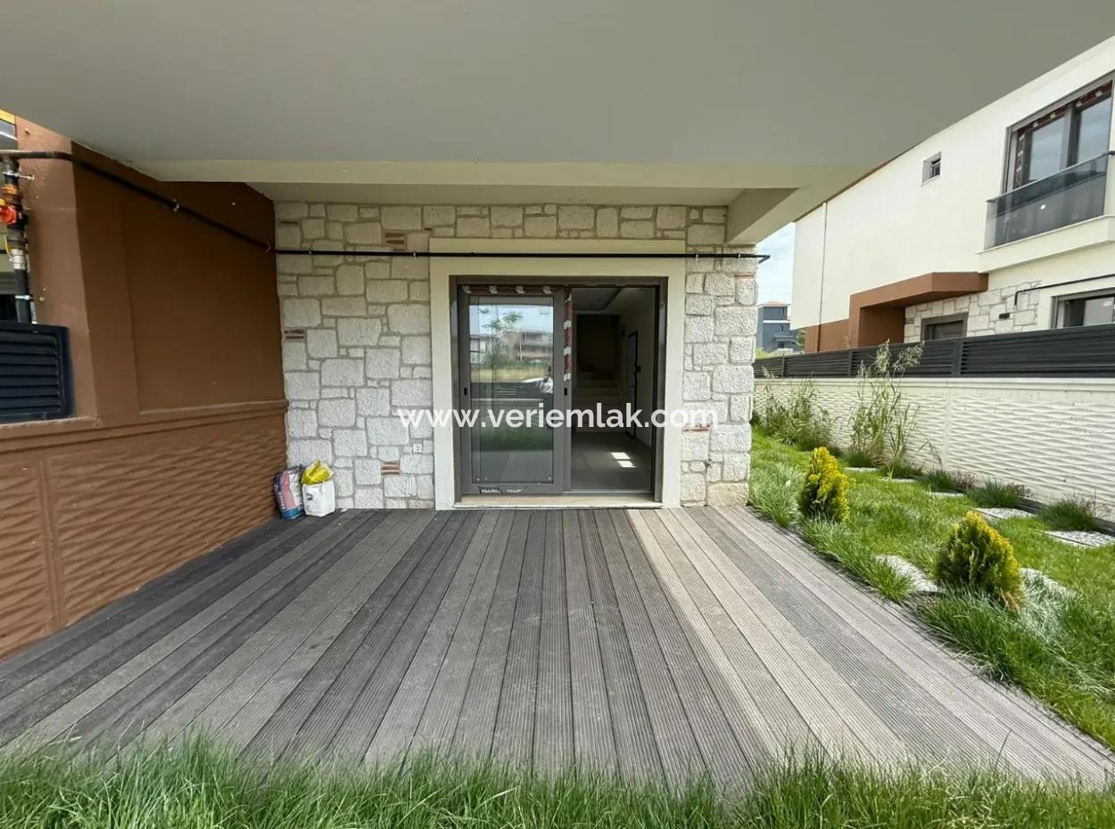 Seferihisar Tepecik’te Bahçeli, Verandalı, Sıfır Kiralık Villa