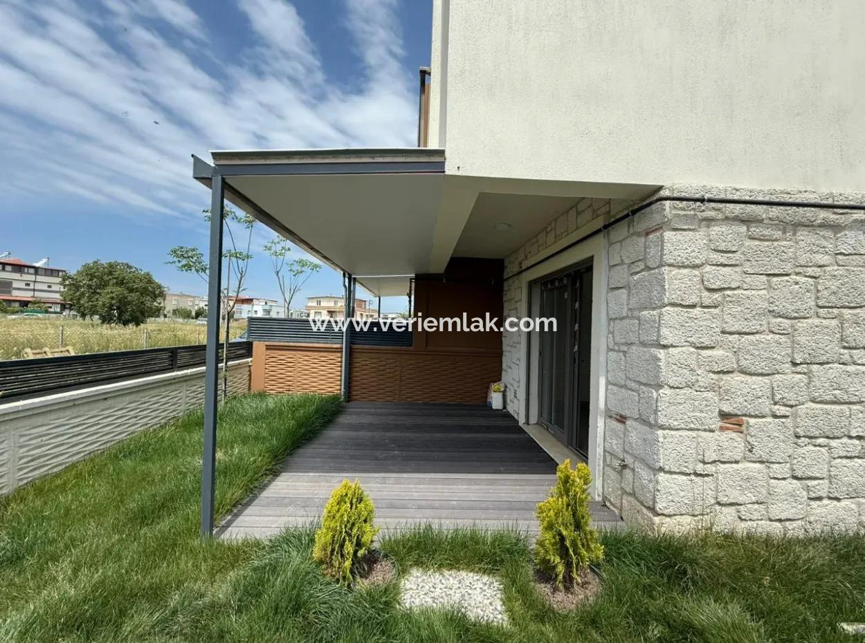 Seferihisar Tepecik’te Bahçeli, Verandalı, Sıfır Kiralık Villa