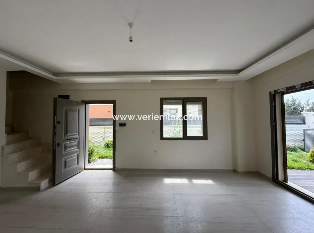 Seferihisar Tepecik’te Bahçeli, Verandalı, Sıfır Kiralık Villa