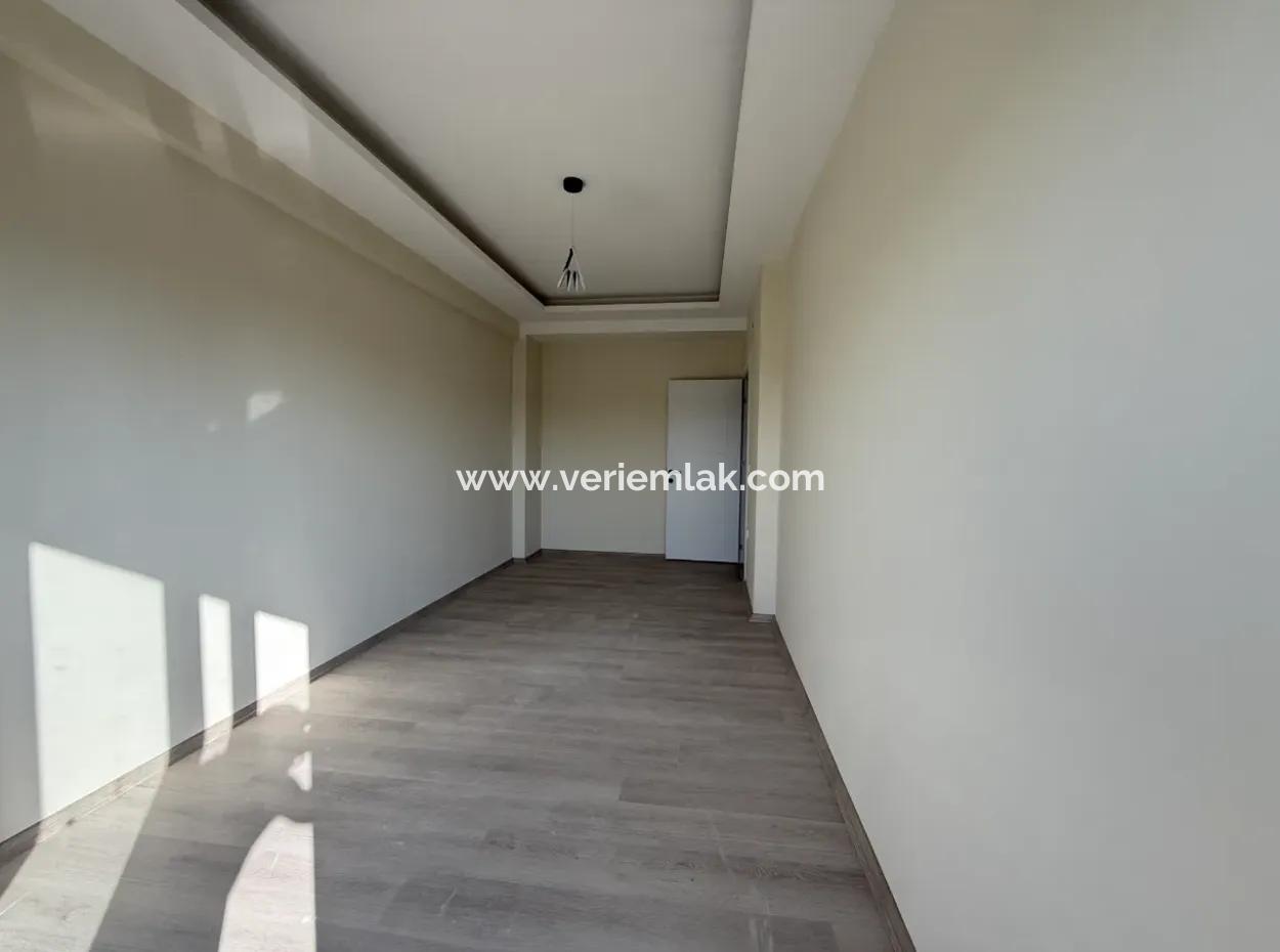 Seferihisar Tepecik Mahallesi’nde Bahçeli • Verandalı • Yerden Isıtmalı Sıfır Kiralık Geniş Villa