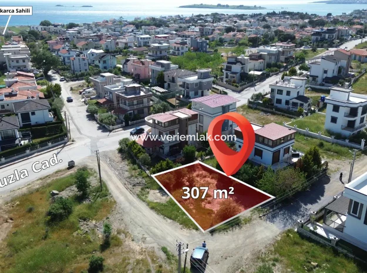 Seferihisar Akarca’da Köşe Konumda Denize Yürüme Mesafesinde Villa İmarlı Satılık Arsa