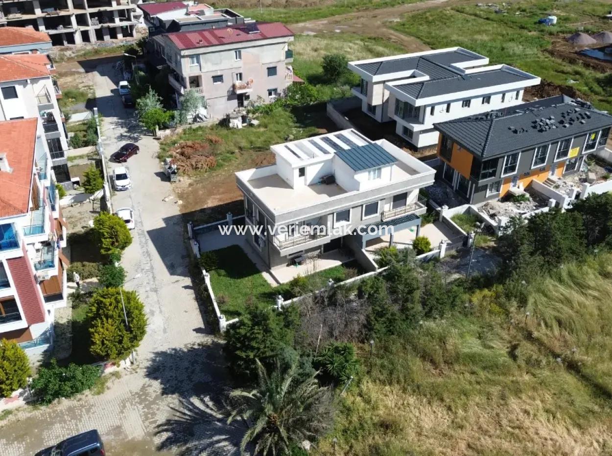 Seferihisar Çolakibrahimbey’de Köşe Konumlu, Geniş Bahçeli, Teraslı Dubleks Villa