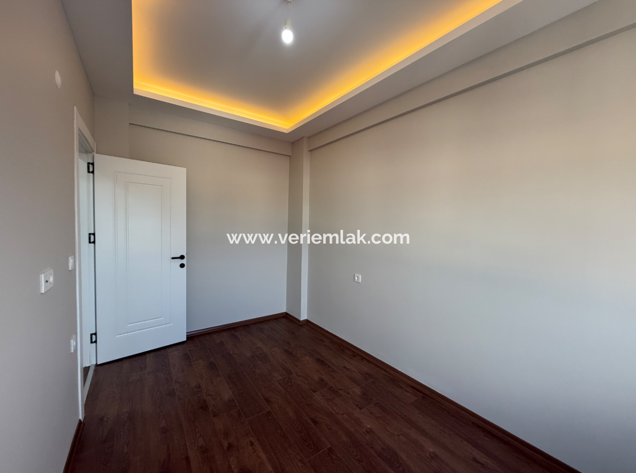 Seferihisar Şehir Merkezinde Modern 2+1 Satılık Daire