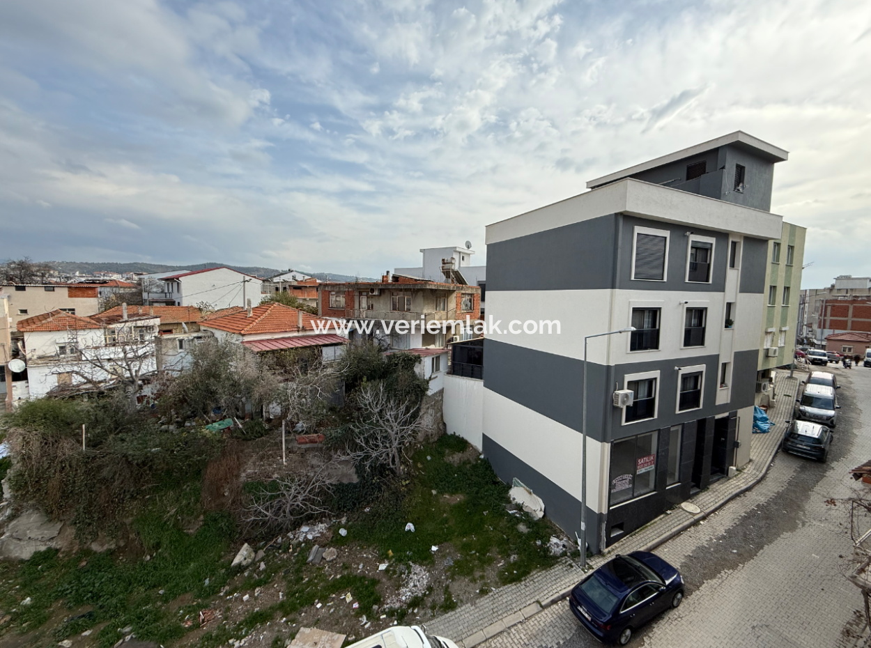 Seferihisar Şehir Merkezinde Modern 2+1 Satılık Daire