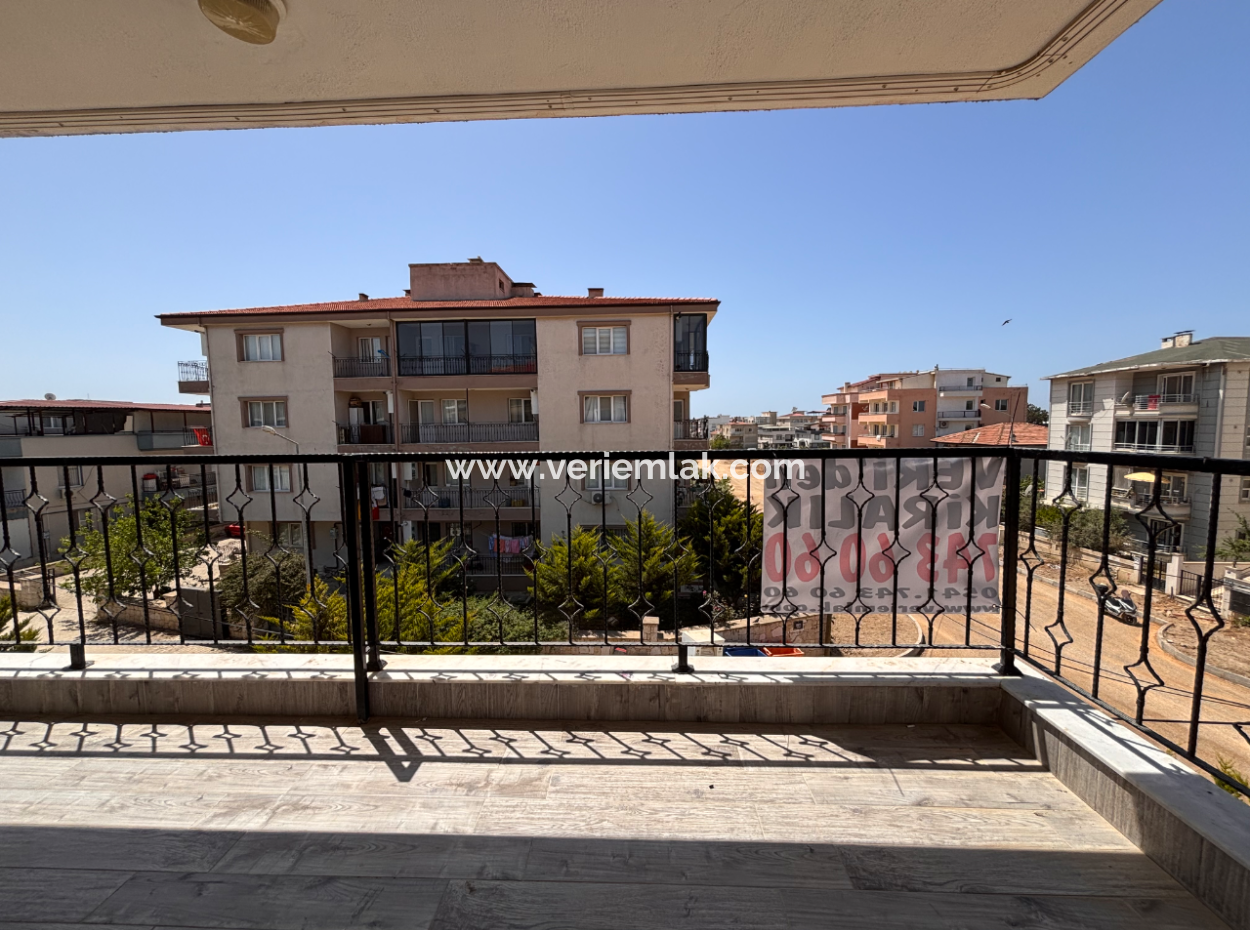 Seferihisar Mektep Caddesinde Doğalgazlı Kiralık 2+1 Daire