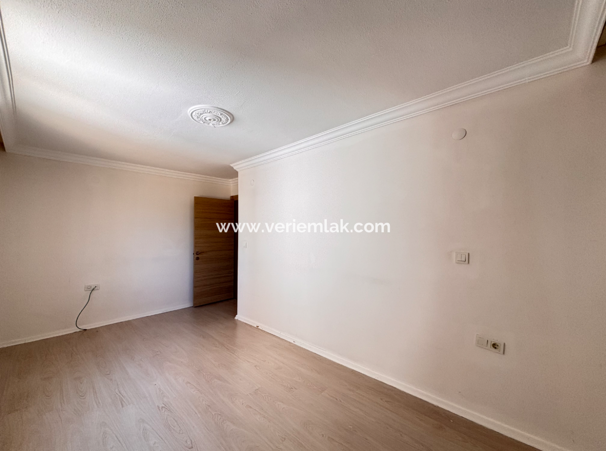Seferihisar Mektep Caddesinde Doğalgazlı Kiralık 2+1 Daire
