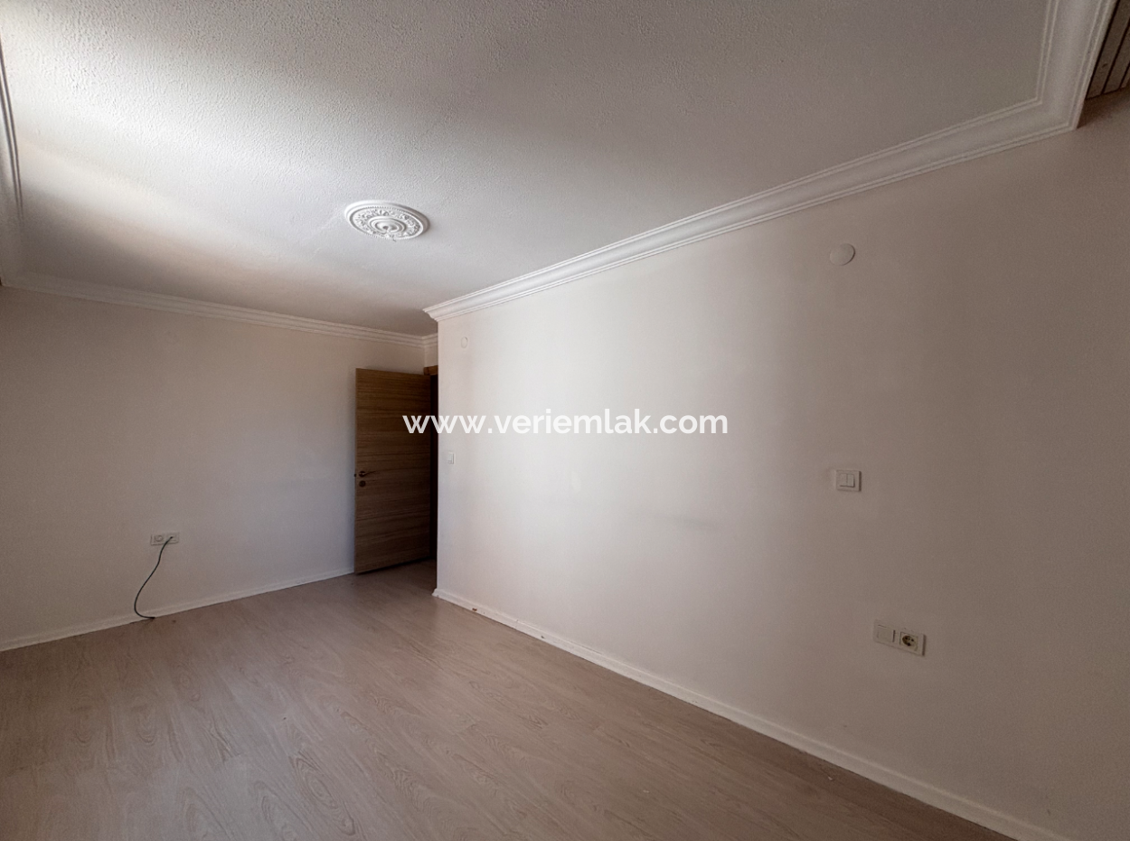 Seferihisar Mektep Caddesinde Doğalgazlı Kiralık 2+1 Daire